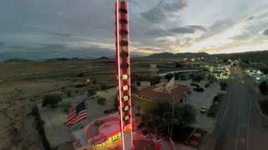 Trafik ile road yakınındaki uzun boylu termometre 