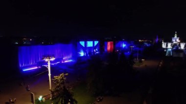 cephe üzerinde vidart ile pavyonlar yakınındaki insanlar yürümek