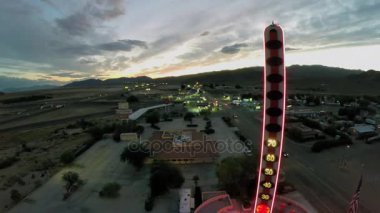 Trafik ile road yakınındaki uzun boylu termometre 