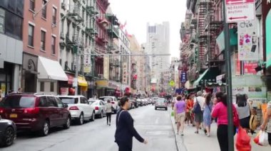  mağazaları ile sokakta yürüyen turist 