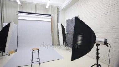 Boş stüdyo fotoğrafçılığı için modern ekipmanla donatılmış