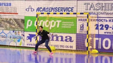Mini futbol oyunu için hazırlanıyor erkekler çalışan bacaklar