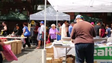 Brighton Beach NYC üzerinde yürüyen insanlar