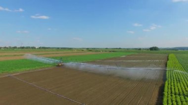 çiftlik alanı güneşli gün ıslatma sırasında