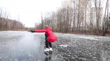Donmuş marsh kızı ve anne paten