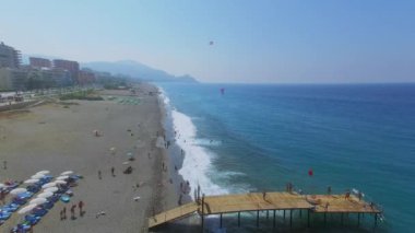 Şehir beach insanlarla dinlen pier yakınındaki