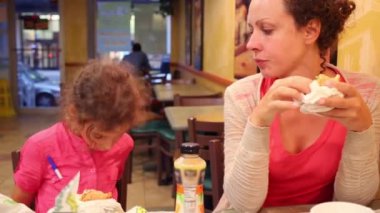 Anne ve kızı kafede lezzetli yemek yemek