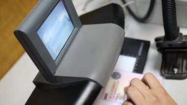 Erkek el ve özgünlük belgeleri ve doğrulanması için tarayıcı