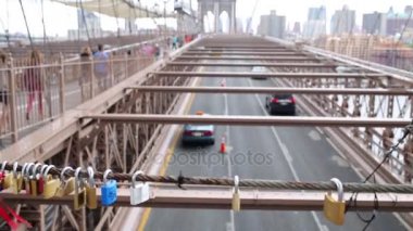 Arabalar ve insanlar hareketli Brooklyn Köprüsü üzerinde kilitleri asmak
