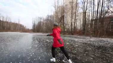 Kış, donmuş marsh adlı kadın paten 