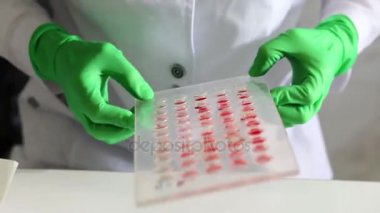 Tıbbi Laboratuar işçisi kan testi yapar 