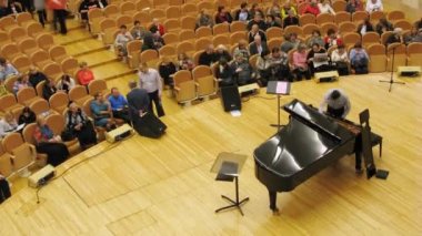 Seyirci alarak müzik evi içinde yer