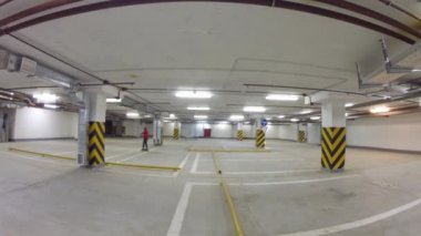 Kız merdane ve yer altı otoparkı pateni babası