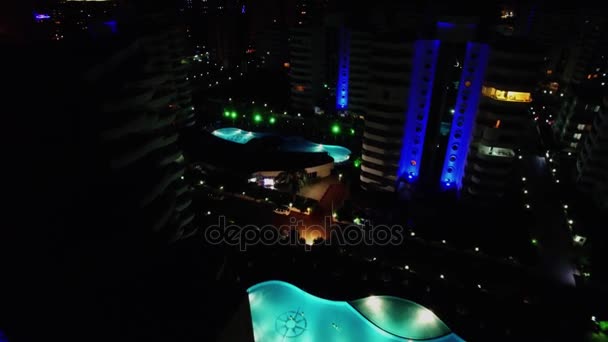 Oświetlony hotel kompleks mój Marine Residence w nocy — Wideo stockowe