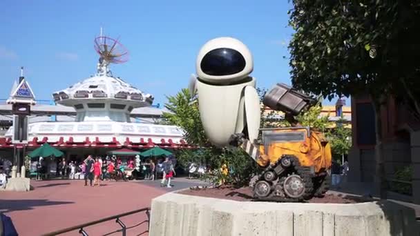 Wall-e a Eva v Discoveryland Disneyland v Paříži — Stock video