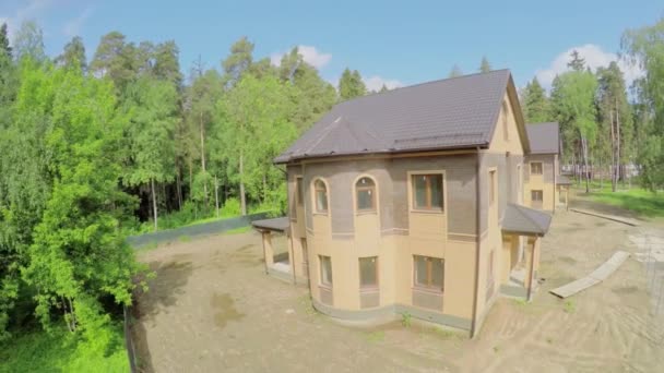 Domów mieszkalnych w pobliżu Fontanna wśród lasu — Wideo stockowe