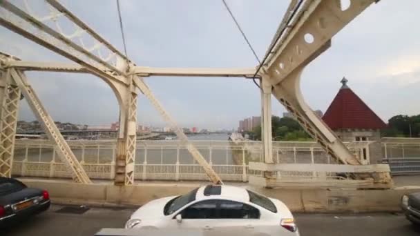 Автомобили на мосту в Нью-Йорке — стоковое видео