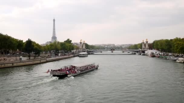 Rekreační člun kotví na řece Seině — Stock video