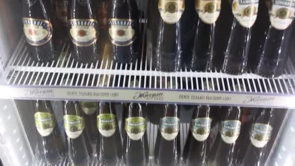 Холодильник з пивом у Москві Пивоварна компанія — стокове відео