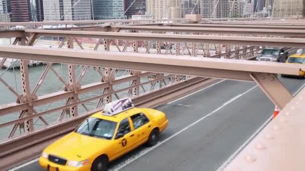 Trafik över Brooklyn Bridge och Manhattan i New York City — Stockvideo