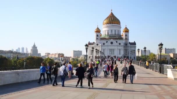 Люди ходят возле Храма Христа Спасителя в Москве — стоковое видео