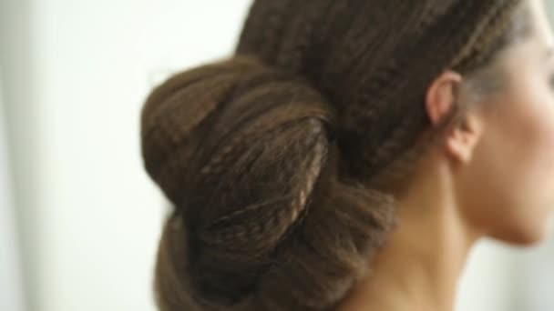 Hairdress, onun yüzünü hakkında visagiste inşaat ile model — Stok video