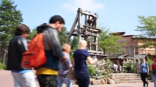 Pessoas na Frontierland da Disneylândia em Paris — Vídeo de Stock