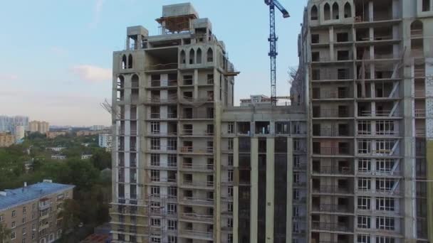 Строительная площадка жилого комплекса с краном — стоковое видео