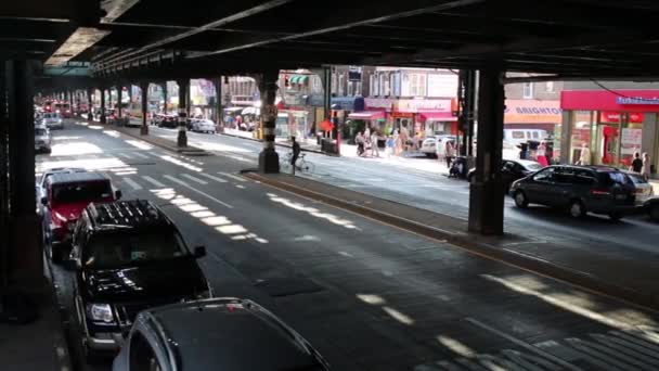 Camino bajo paso elevado en la ciudad de Nueva York — Vídeos de Stock