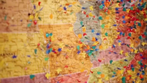 Карта Соединенных Штатов Америки со многими булавками — стоковое видео
