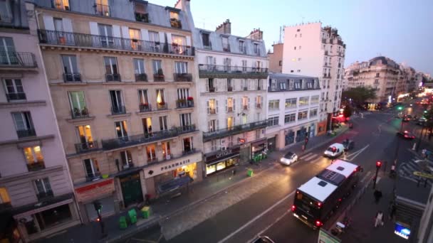 Straße am Abend in Paris — Stockvideo