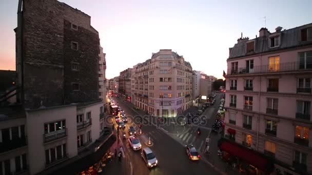 Угол улиц с людьми вечером в Париже — стоковое видео