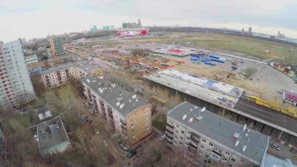 Paisaje urbano con tráfico cerca del sitio de construcción del paso elevado — Vídeos de Stock