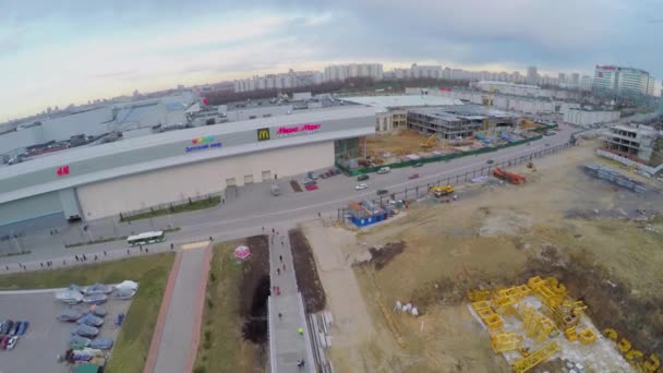 Stadtbild mit Verkehr in der Nähe des Krokuszentrums — Stockvideo