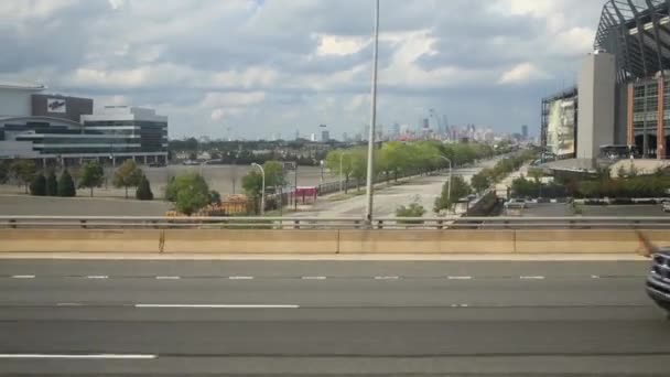 Verkeer in auto in Philadelphia industriële district — Stockvideo