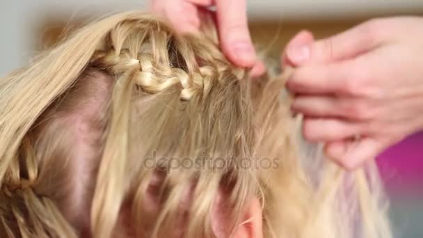 Peluquero haciendo peinado con trenza para chica — Vídeo de stock