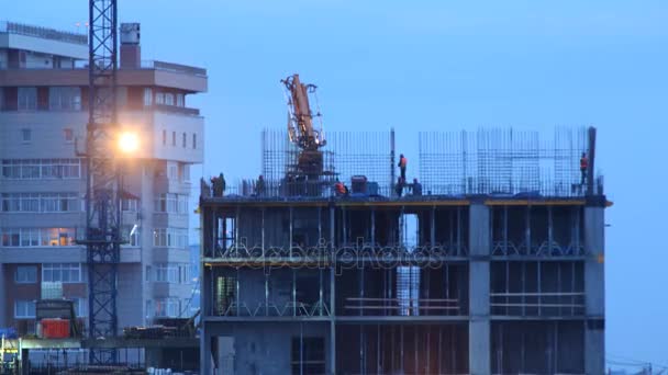 Trabajos en la construcción del edificio, próxima grúa de trabajo — Vídeos de Stock