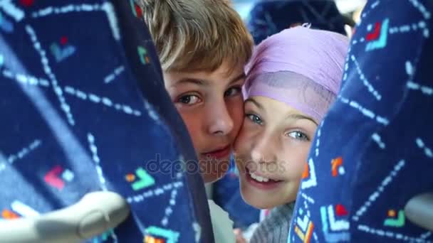 bratr a sestra cestování v autobuse