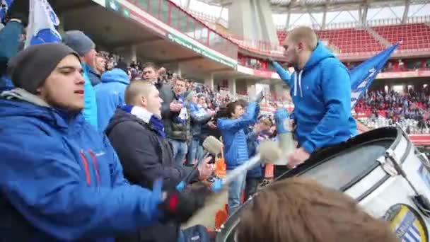 Baterista e fãs de Dinamo na arquibancada — Vídeo de Stock