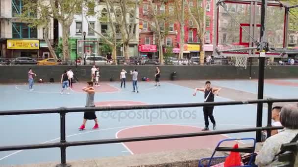 Sport lekplats i Manhattan Chinatown — Stockvideo