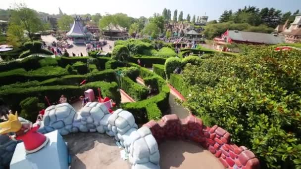 Fantasyland Disneyland Paris bahçesinde labirent — Stok video