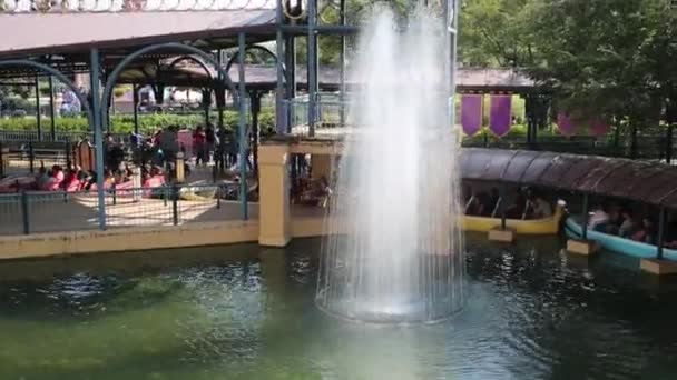 Fontaine et bateaux d'attraction à Disneyland à Paris — Video