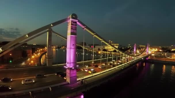 Tráfico de la ciudad en el puente de Crimea — Vídeos de Stock