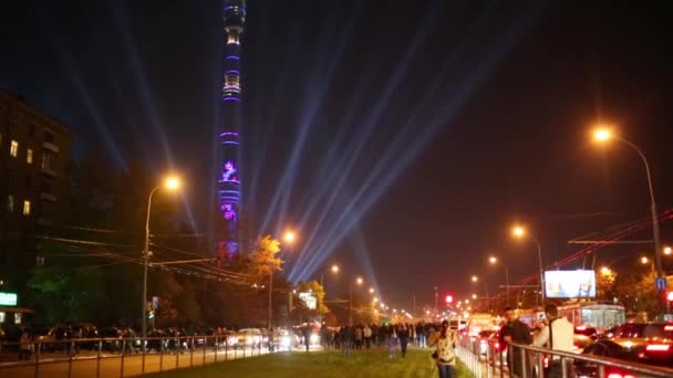 Tour de télévision et rue éclairées d'Ostankino la nuit — Video