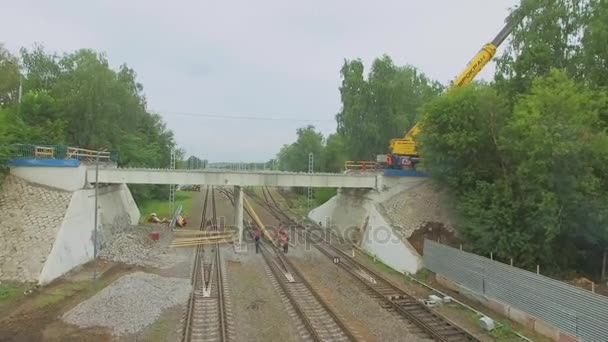 Lidé pracující na stavbě viaduktu — Stock video