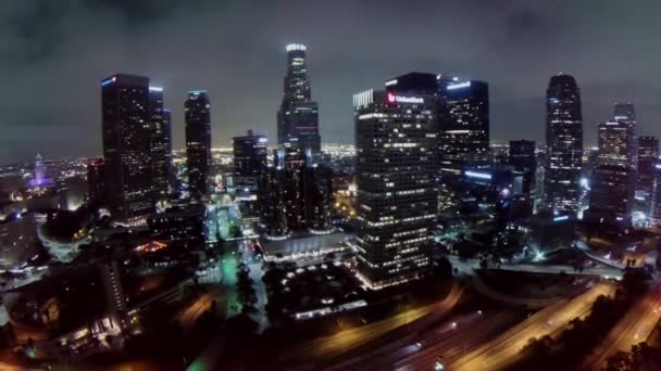 Автомобили, движущиеся по шоссе рядом с небоскребами — стоковое видео