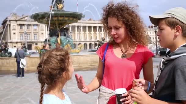 Människor på Place de la Concorde mot fontänen Des Mers — Stockvideo