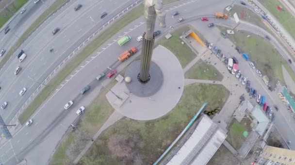 Monument de Yuriy Gagarine près de la route — Video