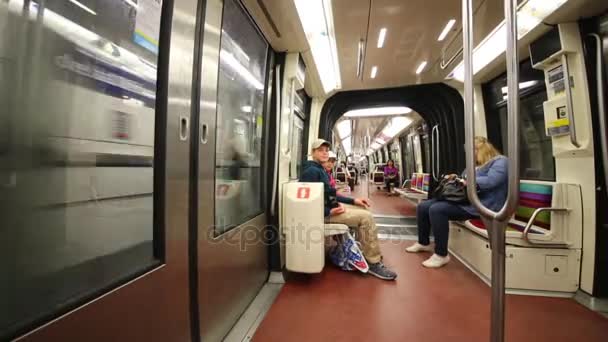 Çocuklar tren vagonuna koltuklarda oturup — Stok video