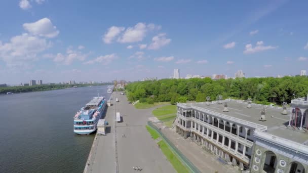 Navio atracado perto do edifício da estação fluvial Volga-Moscovo — Vídeo de Stock